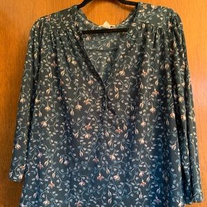 H&M green v-neck patterned blouse